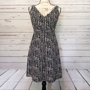 East 5th White and Black V Neck Dress
